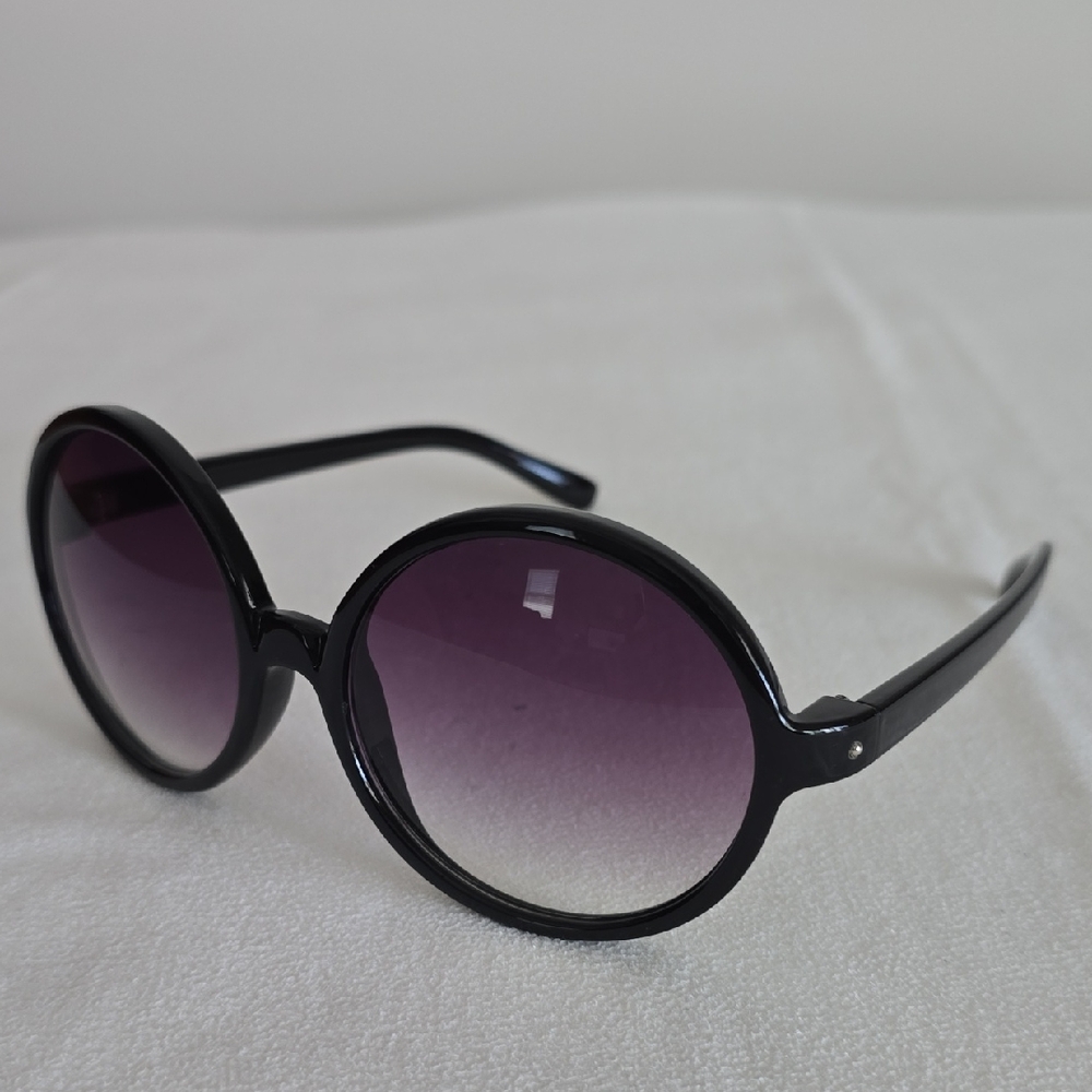 Black Round Frame Sunglasses with Gradient Purple Lenses